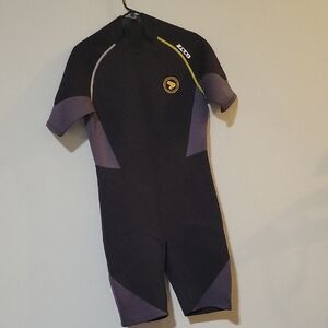Black and Gray Rashguard with Short Sleeves and Two-Tone Design